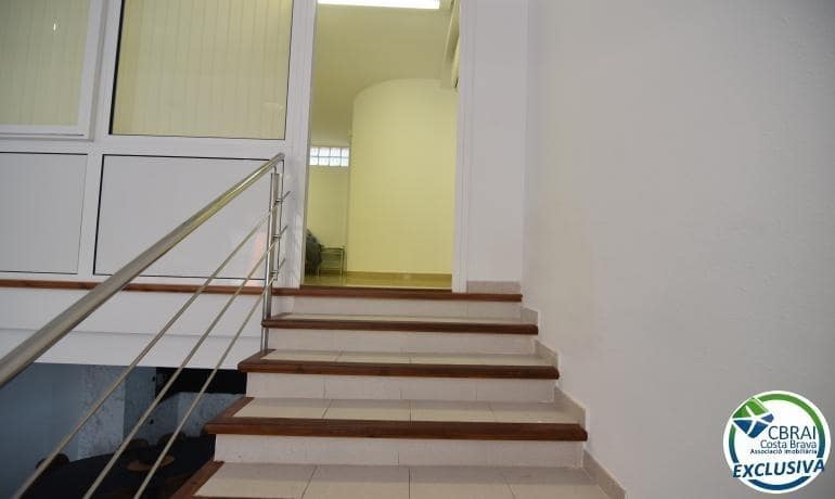 Erhverv til salg i Empuriabrava med garage - € 145.000 (Ref: 8881707)