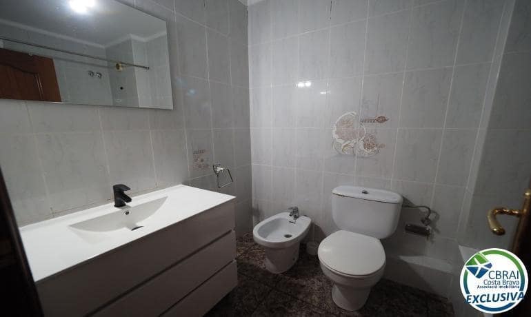 Apartamento de 3 habitaciones en Roses en venta - 185.000 € (Ref: 8884112)