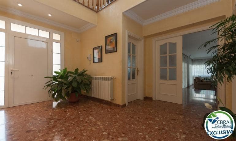 4 soveværelse Villa til salg i Roses med swimmingpool - € 598.000 (Ref: 8886224)