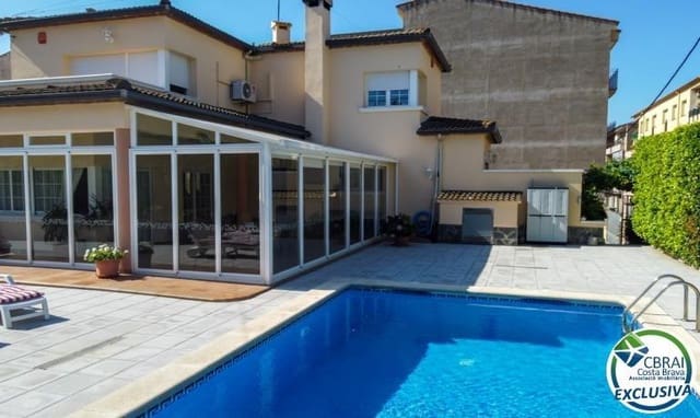 4 soveværelse Villa til salg i Roses med swimmingpool - € 598.000 (Ref: 8886224)