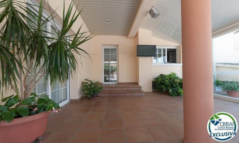 4 soveværelse Villa til salg i Roses med swimmingpool - € 598.000 (Ref: 8886224)