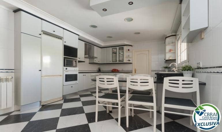 4 soveværelse Villa til salg i Roses med swimmingpool - € 598.000 (Ref: 8886224)