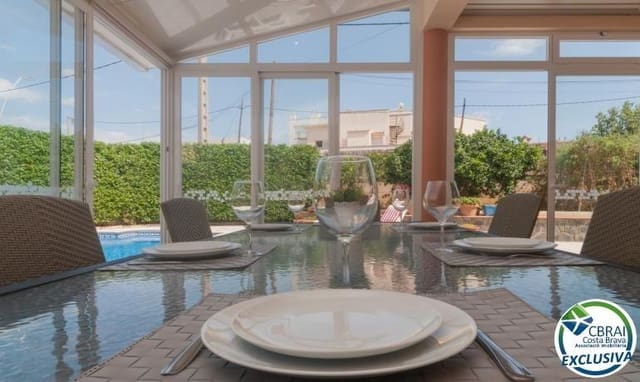 4 soveværelse Villa til salg i Roses med swimmingpool - € 598.000 (Ref: 8886224)