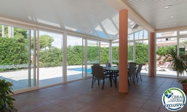 4 soveværelse Villa til salg i Roses med swimmingpool - € 598.000 (Ref: 8886224)