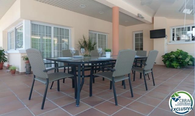 4 soveværelse Villa til salg i Roses med swimmingpool - € 598.000 (Ref: 8886224)