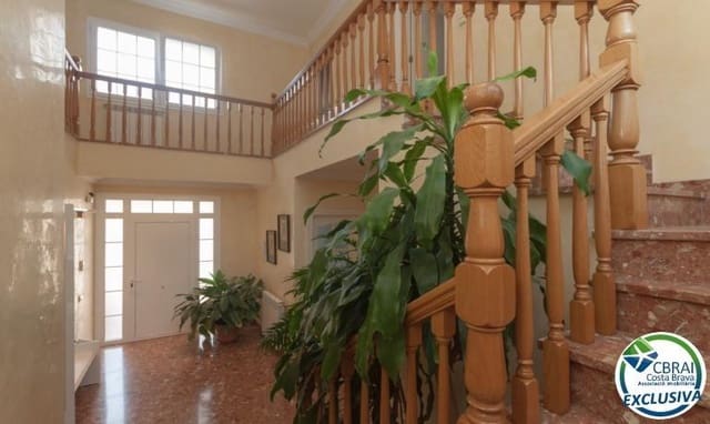 4 soveværelse Villa til salg i Roses med swimmingpool - € 598.000 (Ref: 8886224)