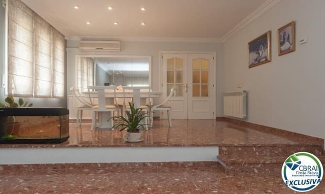 4 soveværelse Villa til salg i Roses med swimmingpool - € 598.000 (Ref: 8886224)