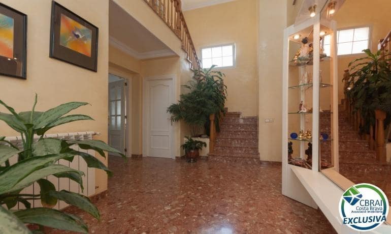 4 soveværelse Villa til salg i Roses med swimmingpool - € 598.000 (Ref: 8886224)