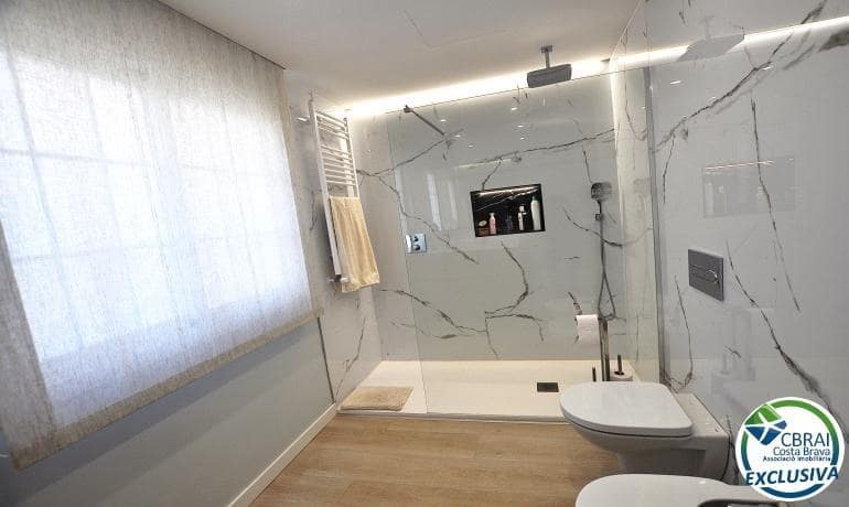 4 soveværelse Villa til salg i Roses med swimmingpool - € 598.000 (Ref: 8886224)