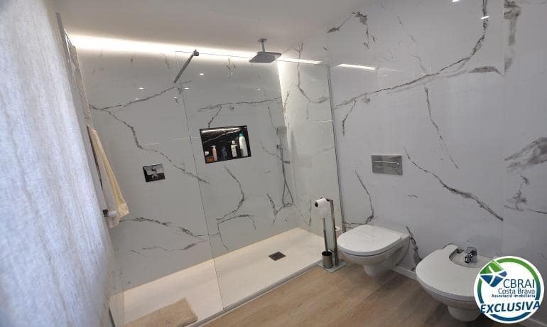 4 soveværelse Villa til salg i Roses med swimmingpool - € 598.000 (Ref: 8886224)