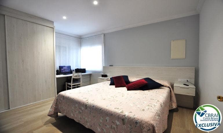 4 soveværelse Villa til salg i Roses med swimmingpool - € 598.000 (Ref: 8886224)