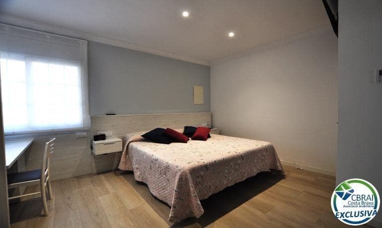 4 soveværelse Villa til salg i Roses med swimmingpool - € 598.000 (Ref: 8886224)