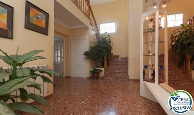 4 soveværelse Villa til salg i Roses med swimmingpool - € 598.000 (Ref: 8886224)