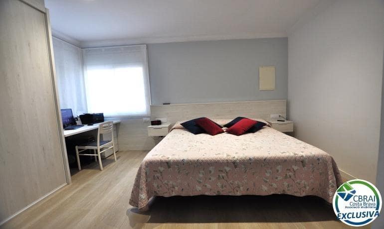 4 soveværelse Villa til salg i Roses med swimmingpool - € 598.000 (Ref: 8886224)