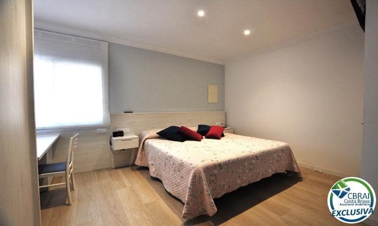 4 soveværelse Villa til salg i Roses med swimmingpool - € 598.000 (Ref: 8886224)