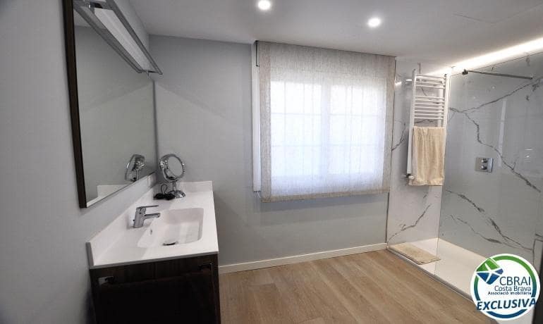 4 soveværelse Villa til salg i Roses med swimmingpool - € 598.000 (Ref: 8886224)