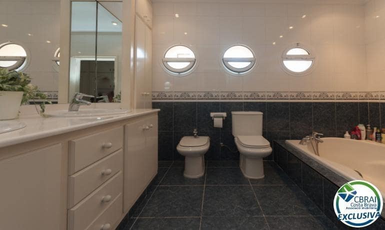 4 soveværelse Villa til salg i Roses med swimmingpool - € 598.000 (Ref: 8886224)