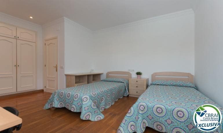 4 soveværelse Villa til salg i Roses med swimmingpool - € 598.000 (Ref: 8886224)