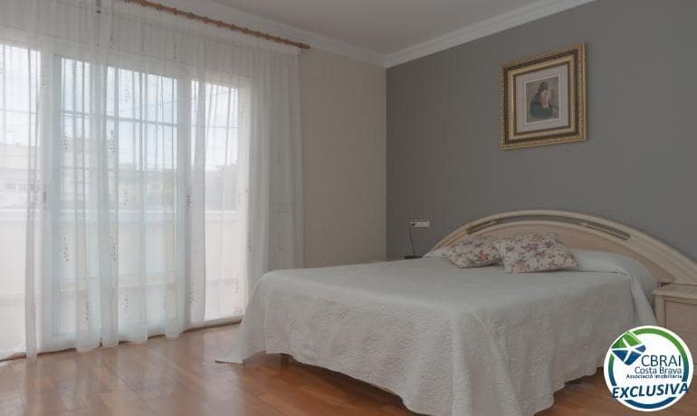 4 soveværelse Villa til salg i Roses med swimmingpool - € 598.000 (Ref: 8886224)