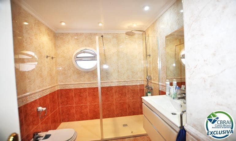 4 soveværelse Villa til salg i Roses med swimmingpool - € 598.000 (Ref: 8886224)