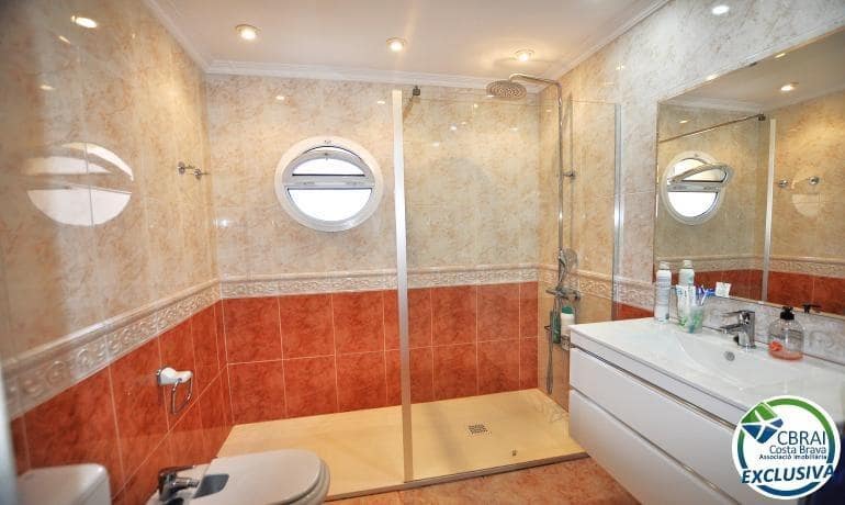 4 soveværelse Villa til salg i Roses med swimmingpool - € 598.000 (Ref: 8886224)