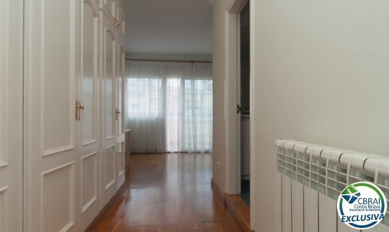 4 soveværelse Villa til salg i Roses med swimmingpool - € 598.000 (Ref: 8886224)