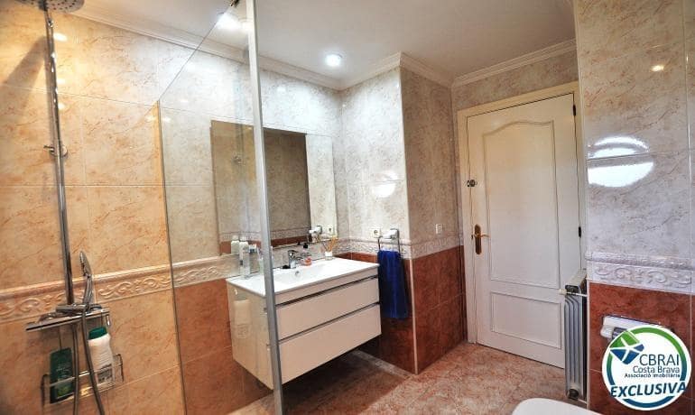 4 soveværelse Villa til salg i Roses med swimmingpool - € 598.000 (Ref: 8886224)