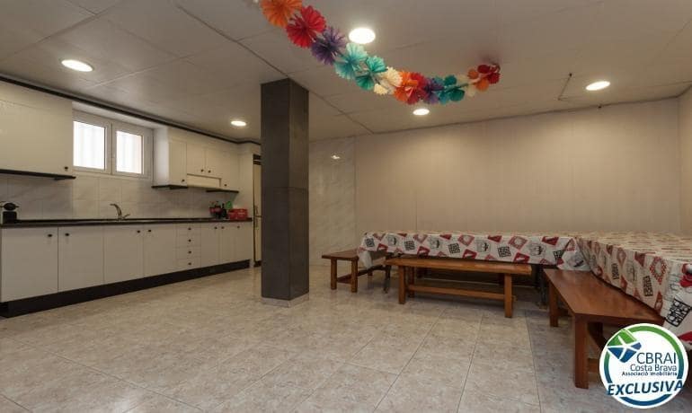 4 soveværelse Villa til salg i Roses med swimmingpool - € 598.000 (Ref: 8886224)