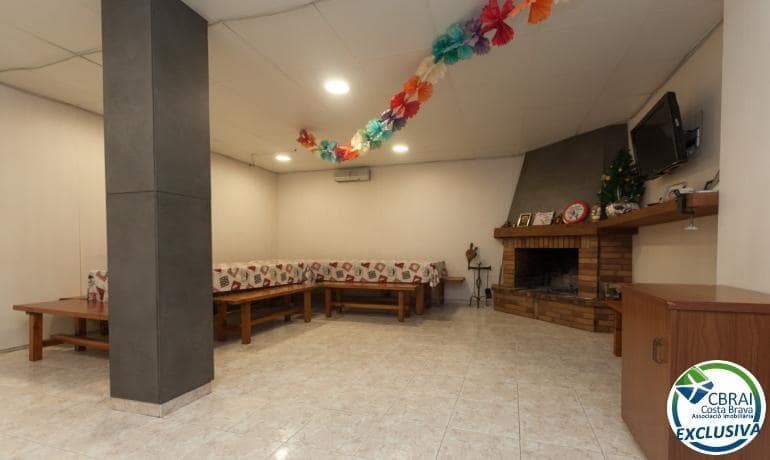 4 soveværelse Villa til salg i Roses med swimmingpool - € 598.000 (Ref: 8886224)