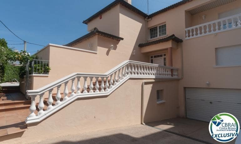 4 soveværelse Villa til salg i Roses med swimmingpool - € 598.000 (Ref: 8886224)