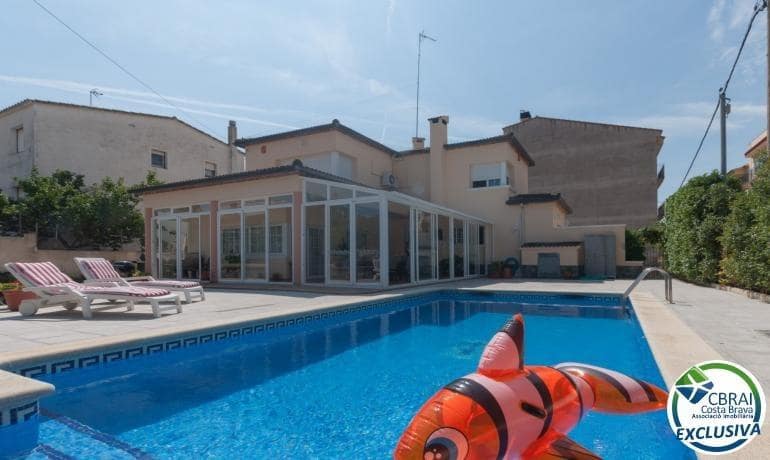 4 soveværelse Villa til salg i Roses med swimmingpool - € 598.000 (Ref: 8886224)