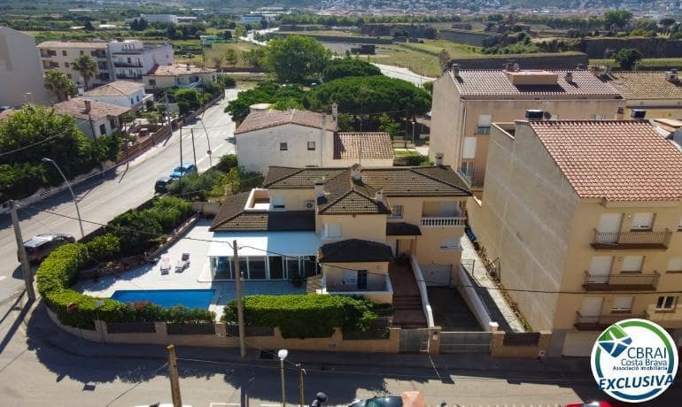 4 soveværelse Villa til salg i Roses med swimmingpool - € 598.000 (Ref: 8886224)