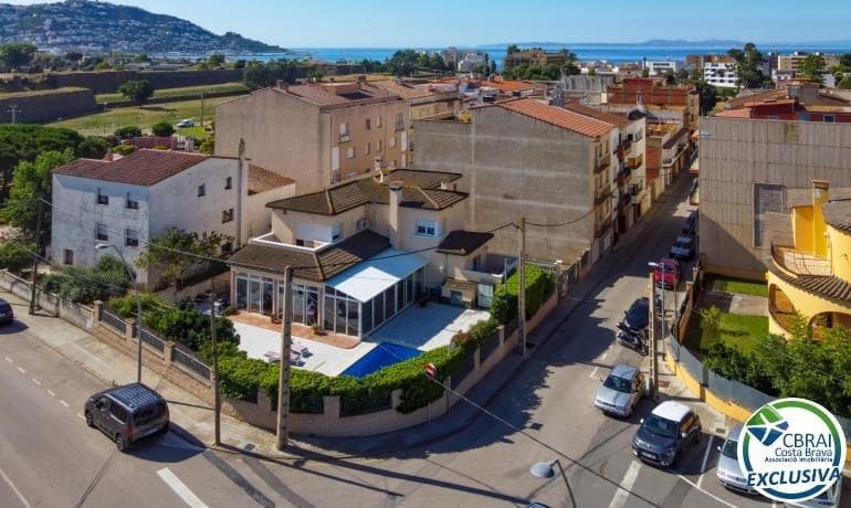 4 soveværelse Villa til salg i Roses med swimmingpool - € 598.000 (Ref: 8886224)