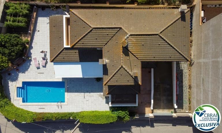 4 soveværelse Villa til salg i Roses med swimmingpool - € 598.000 (Ref: 8886224)