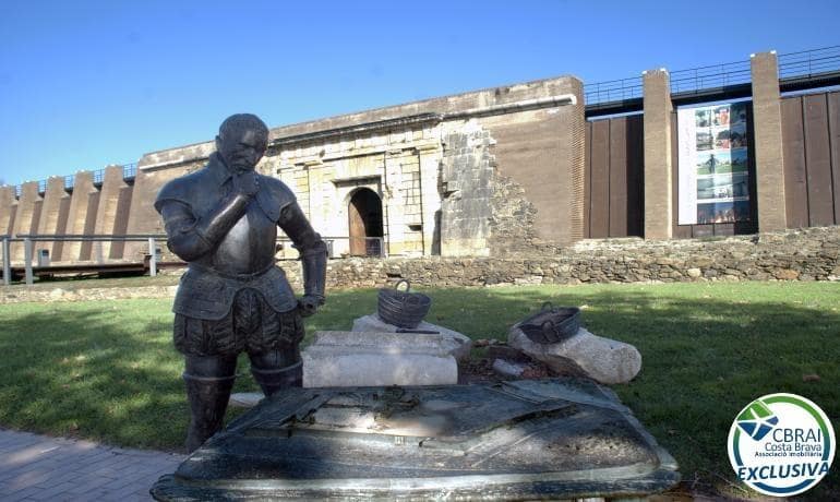 4 soveværelse Villa til salg i Roses med swimmingpool - € 598.000 (Ref: 8886224)