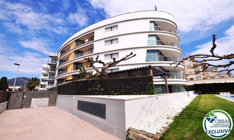 2 bedroom Apartment for sale in Roses with pool - € 584,000 (Ref: 8902997)