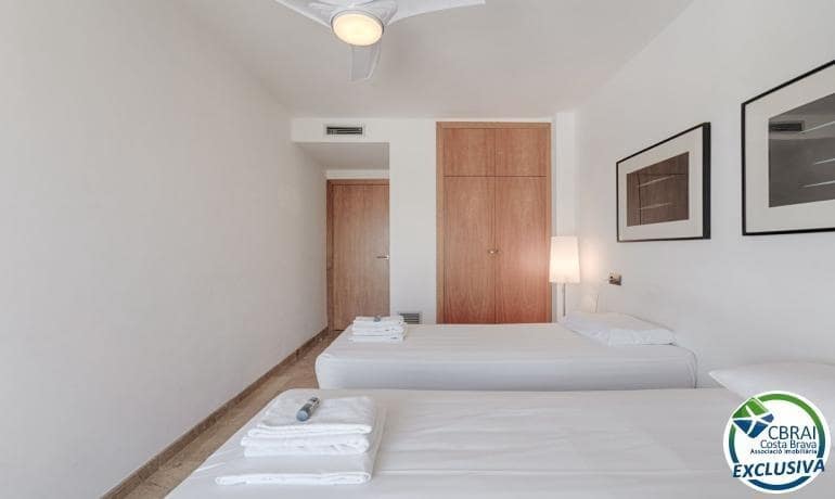 2 bedroom Apartment for sale in Roses with pool garage - € 550,000 (Ref: 8902997)