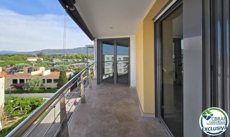 2 bedroom Apartment for sale in Roses with pool garage - € 550,000 (Ref: 8902997)