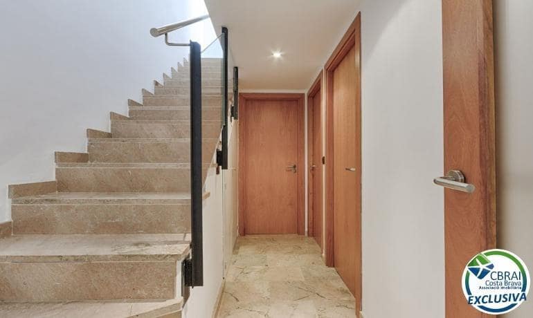 2 bedroom Apartment for sale in Roses with pool garage - € 550,000 (Ref: 8902997)