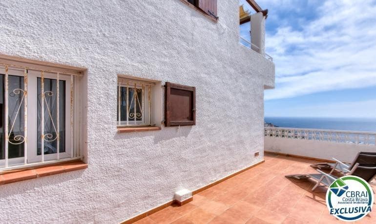 2 bedroom Beach Apartment for sale in Roses with pool - € 325,000 (Ref: 8935100)
