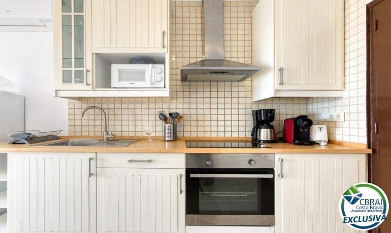 2 bedroom Beach Apartment for sale in Roses with pool - € 325,000 (Ref: 8935100)