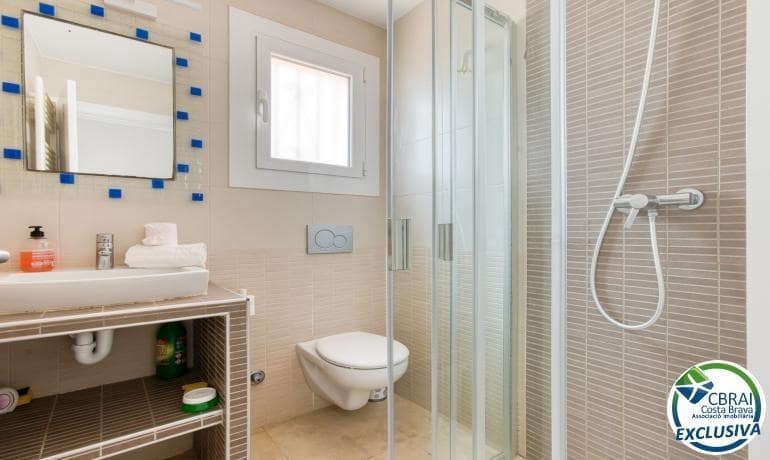 2 bedroom Beach Apartment for sale in Roses with pool - € 325,000 (Ref: 8935100)