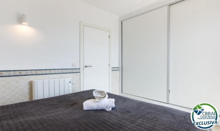 2 bedroom Beach Apartment for sale in Roses with pool - € 325,000 (Ref: 8935100)