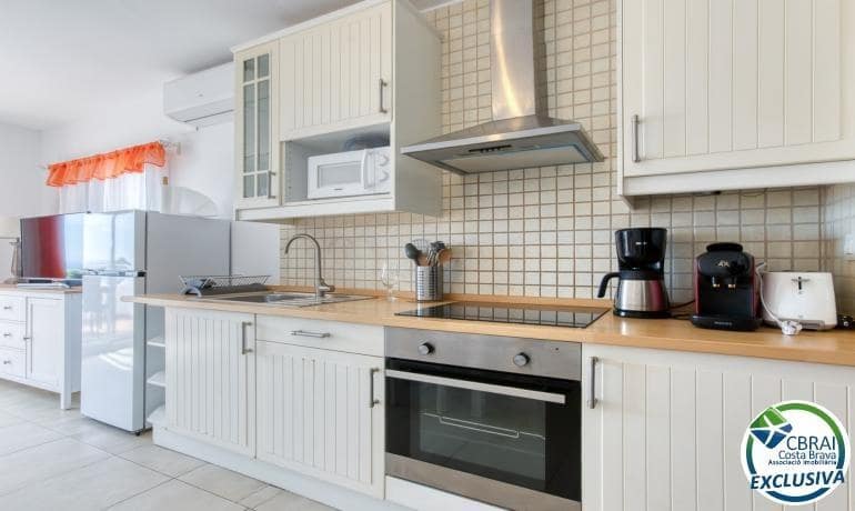 2 bedroom Beach Apartment for sale in Roses with pool - € 325,000 (Ref: 8935100)