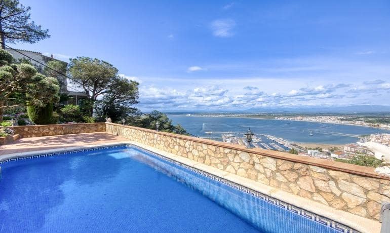 5 bedroom Apartment for sale in Roses with pool garage - € 880,000 (Ref: 8976033)