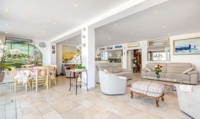 5 bedroom Apartment for sale in Roses with pool garage - € 880,000 (Ref: 8976033)