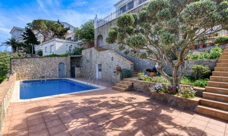 5 bedroom Apartment for sale in Roses with pool garage - € 880,000 (Ref: 8976033)