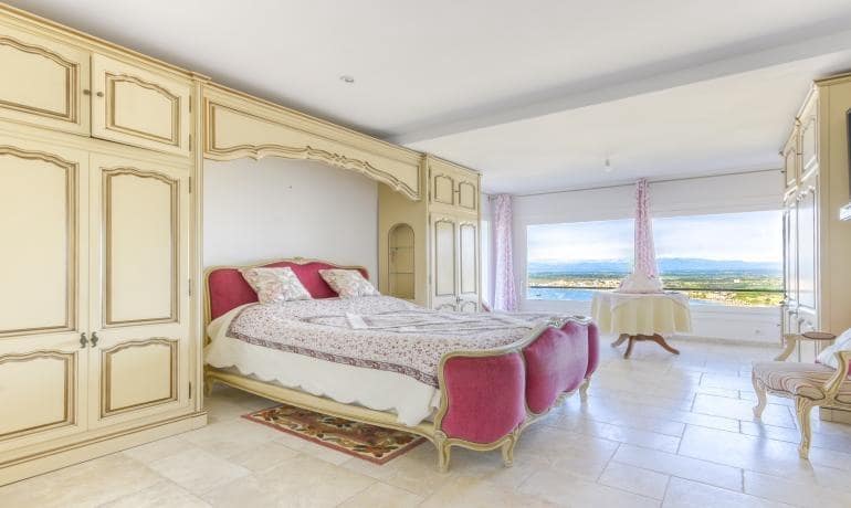 5 bedroom Apartment for sale in Roses with pool garage - € 880,000 (Ref: 8976033)