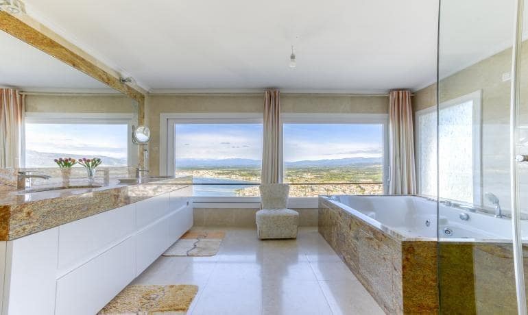 5 bedroom Apartment for sale in Roses with pool garage - € 880,000 (Ref: 8976033)