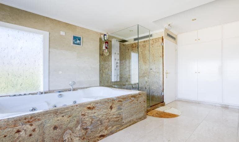 5 bedroom Apartment for sale in Roses with pool garage - € 880,000 (Ref: 8976033)